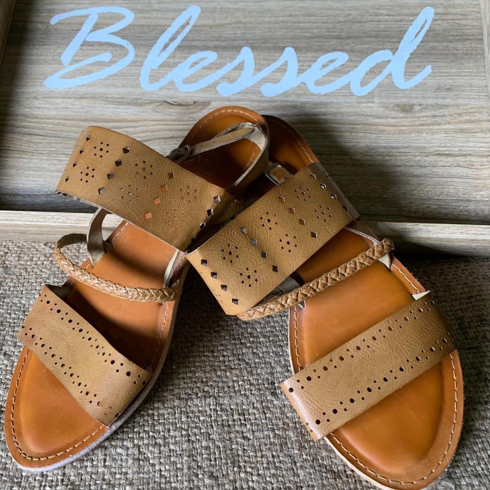 Rogue Tan Strapped Sandals